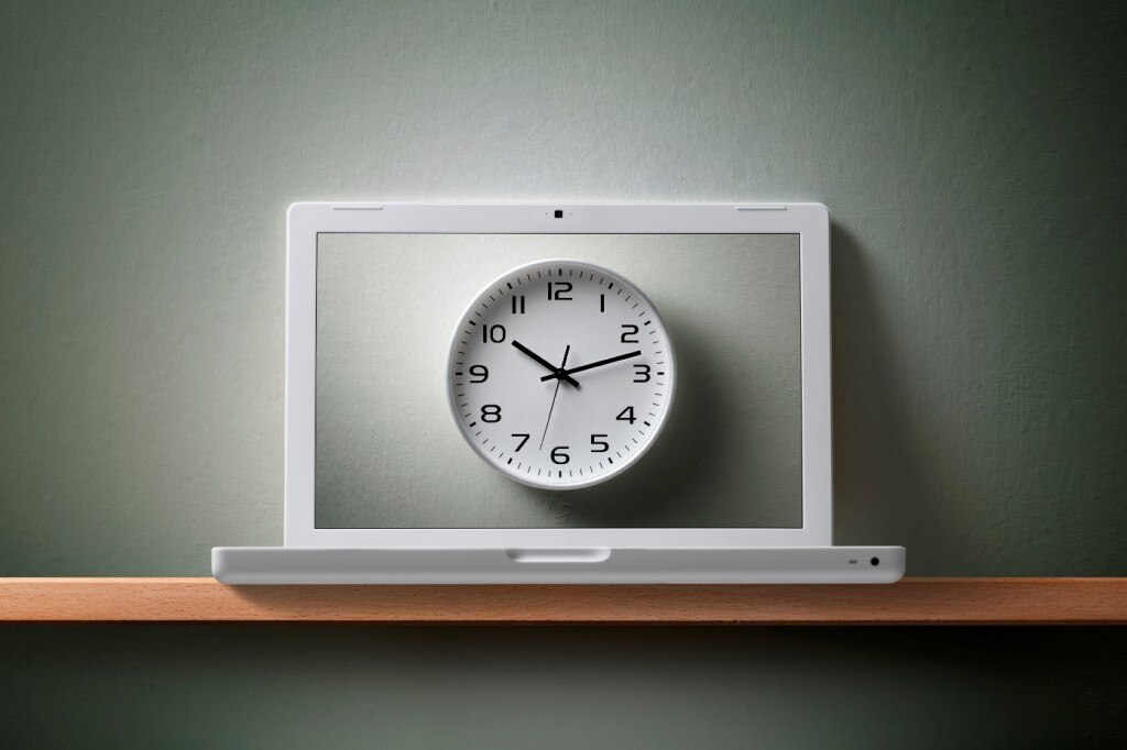 Horloge analogique sur l'écran de l'ordinateur portable