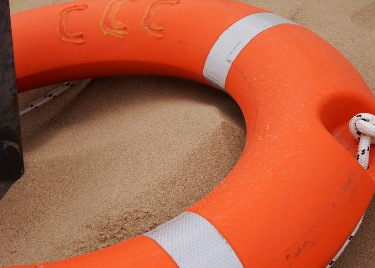Orange et blanc pour sauver des vies autour d’un poteau