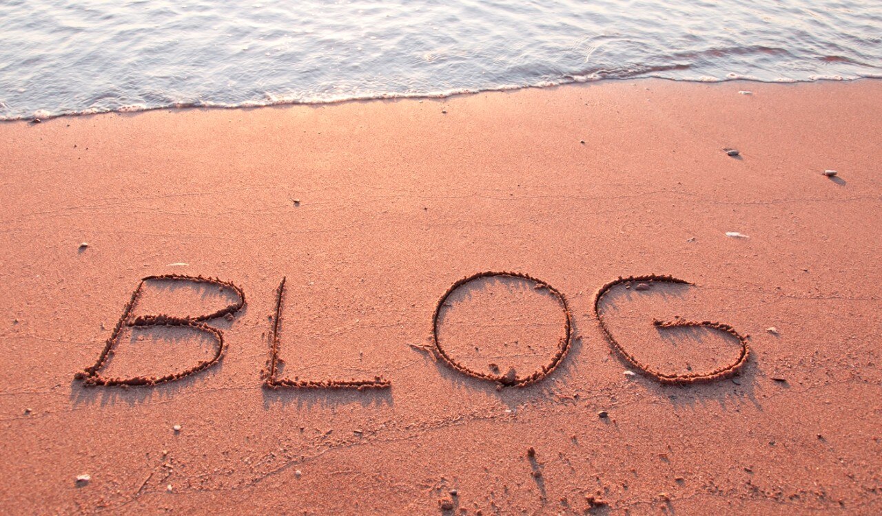 "BLOG" écrit dans le sable sur une plage