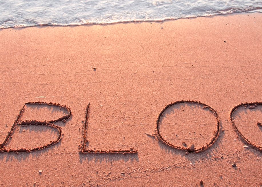 "BLOG" écrit dans le sable sur une plage