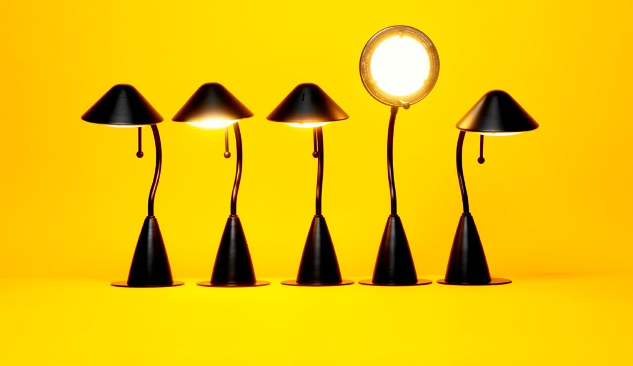 5 lampes de bureau avec la 4ème face à l’avant sur fond jaune