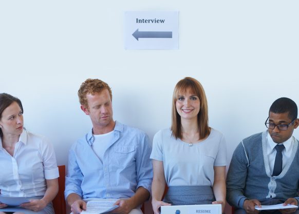 Quatre personnes attendent dans des chaises pour un entretien