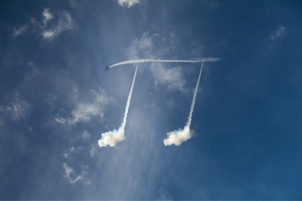Avion Skywriting dessinant des notes de musique