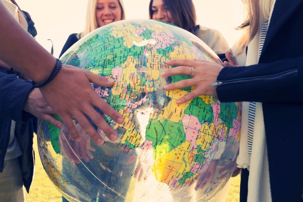 Des gens tenant un ballon de plage globe