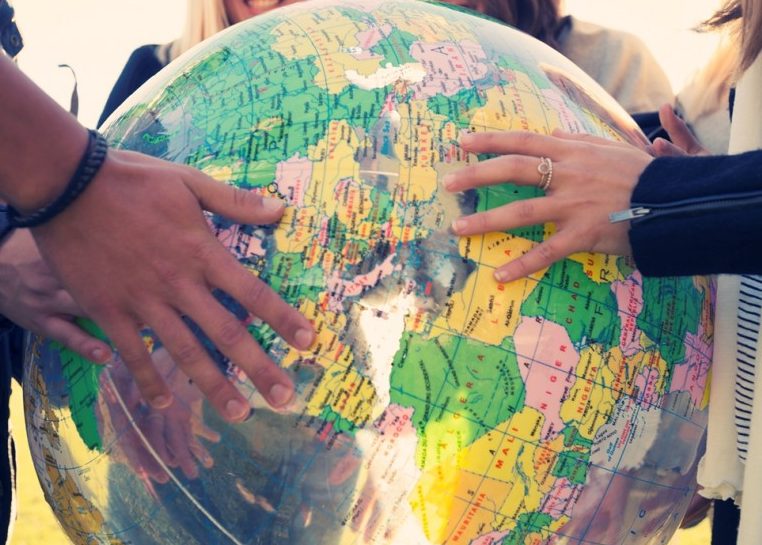 Des gens tenant un ballon de plage globe