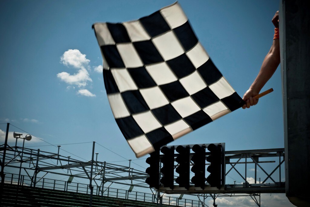 Drapeau à damiers déposé sur un circuit de course