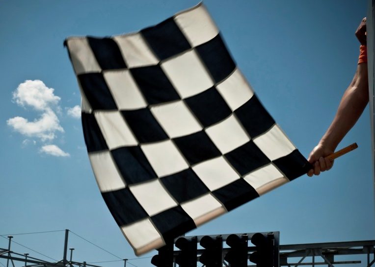 Drapeau à damiers déposé sur un circuit de course