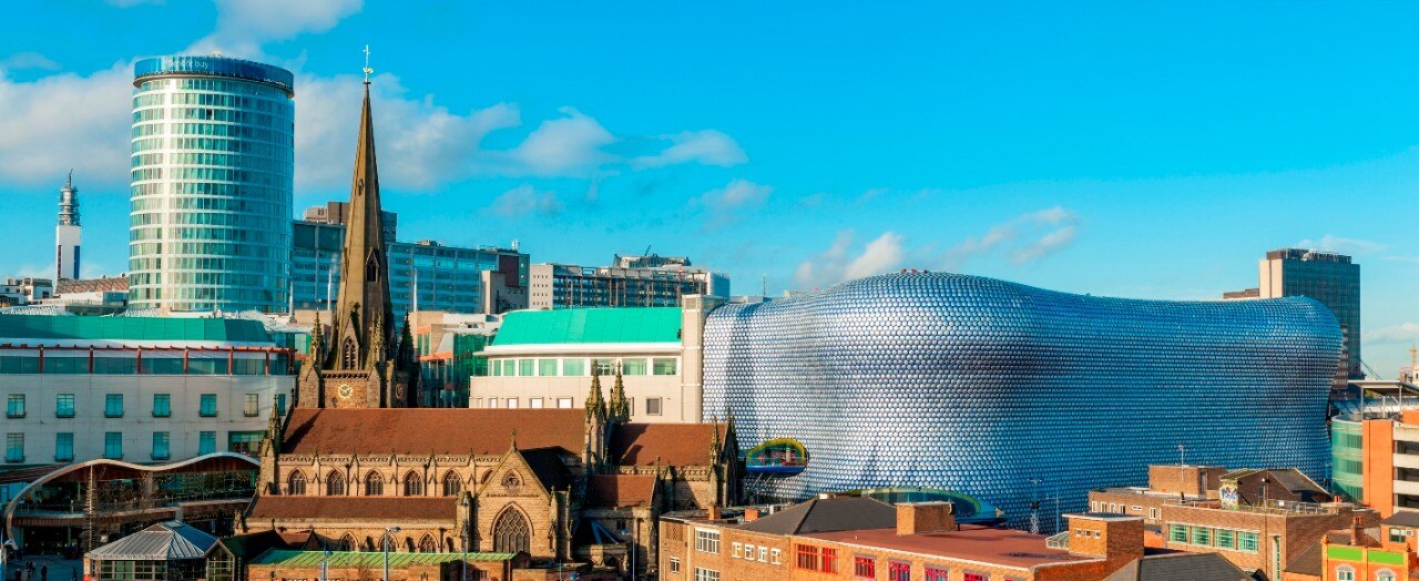 Photo d'une ville avec une église et quelques bâtiments aux formes intéressantes