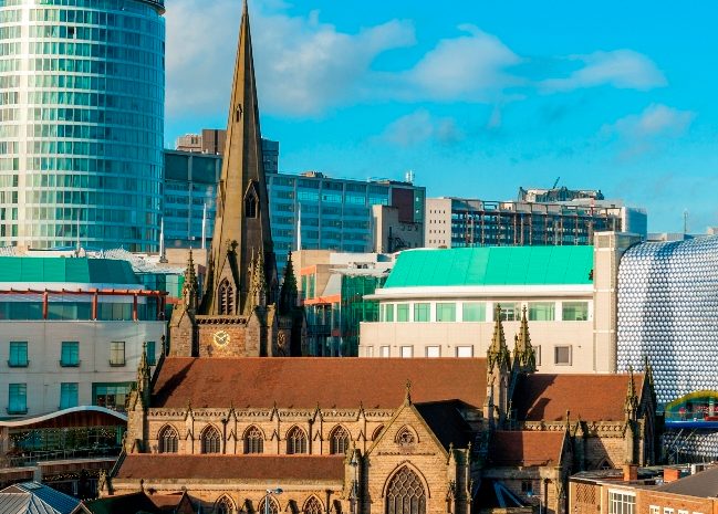 Photo d'une ville avec une église et quelques bâtiments aux formes intéressantes