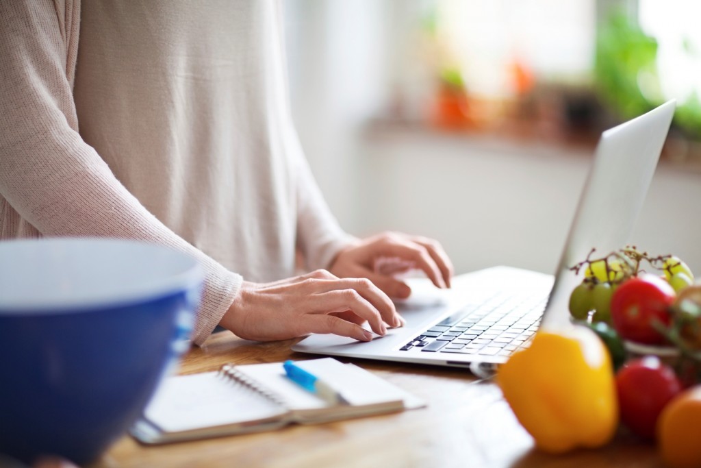 Ordinateur portable sur le comptoir de la cuisine