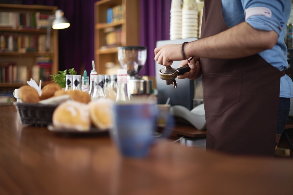 Personne travaillant comme barista dans un café