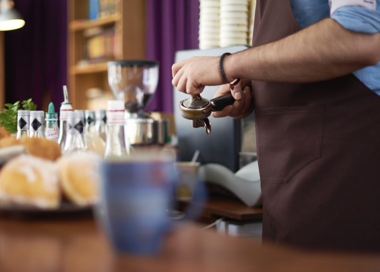Personne travaillant comme barista dans un café