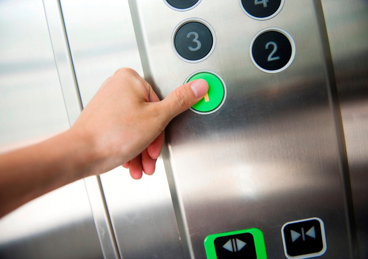 Pression du pouce sur le bouton « 1 » d'un ascenseur