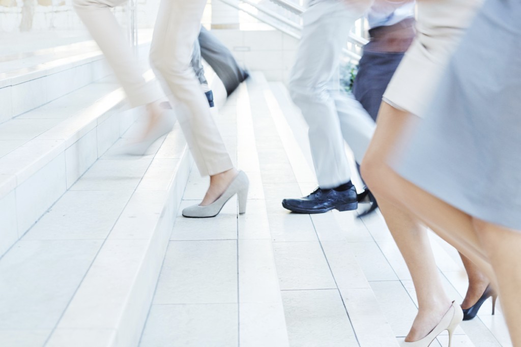 Des gens qui montent les escaliers en tenue professionnelle