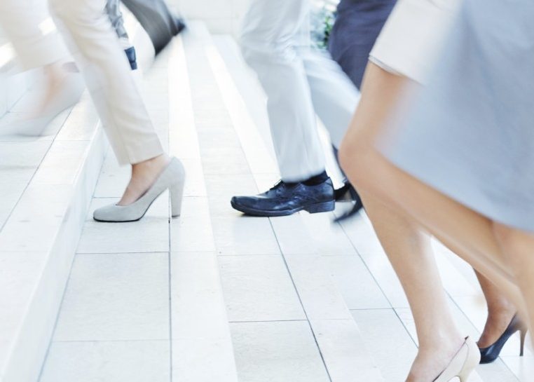 Des gens qui montent les escaliers en tenue professionnelle