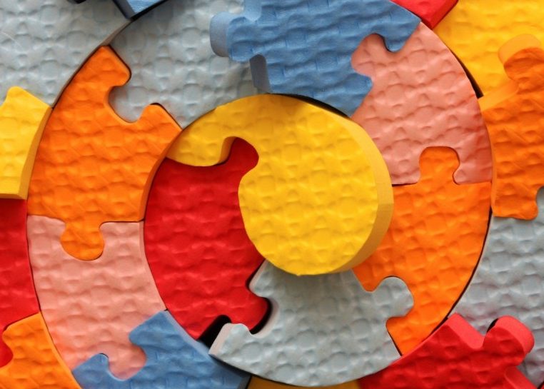 Pièces de puzzle en forme de spirale