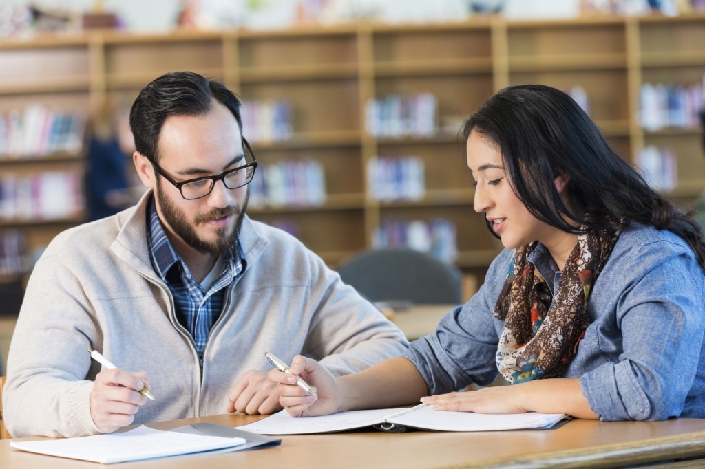 Les étudiants vérifient les notes dans une bibliothèque