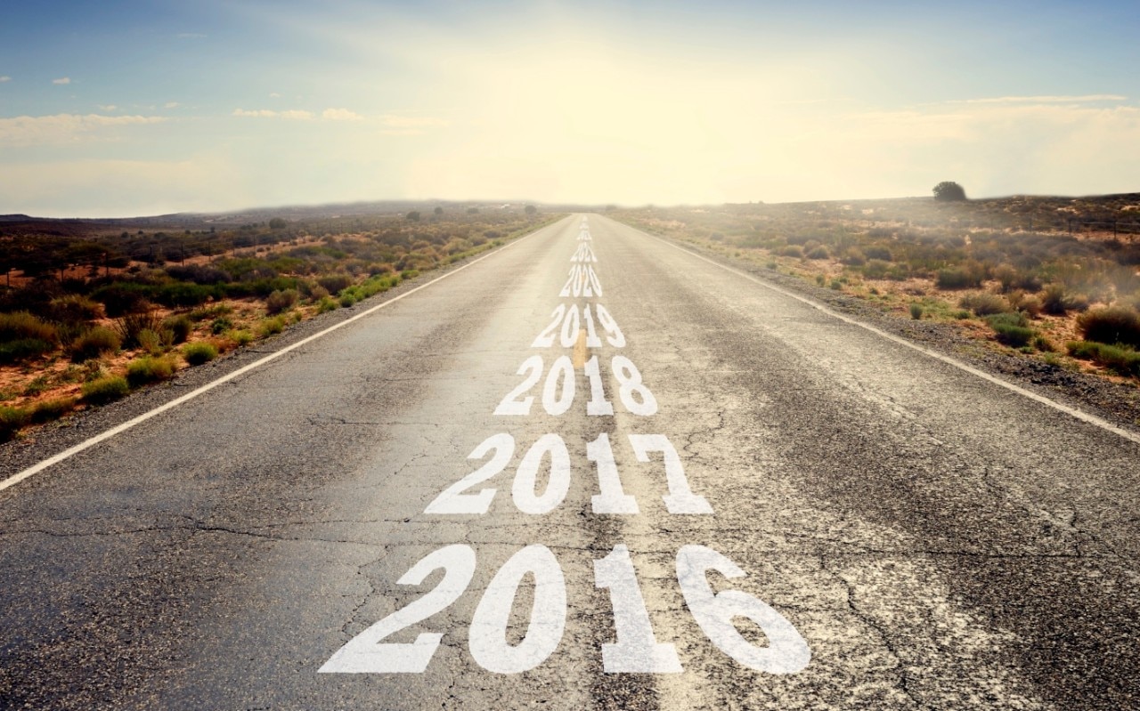 Route avec des années de progression peinte sur elle à partir de 2016