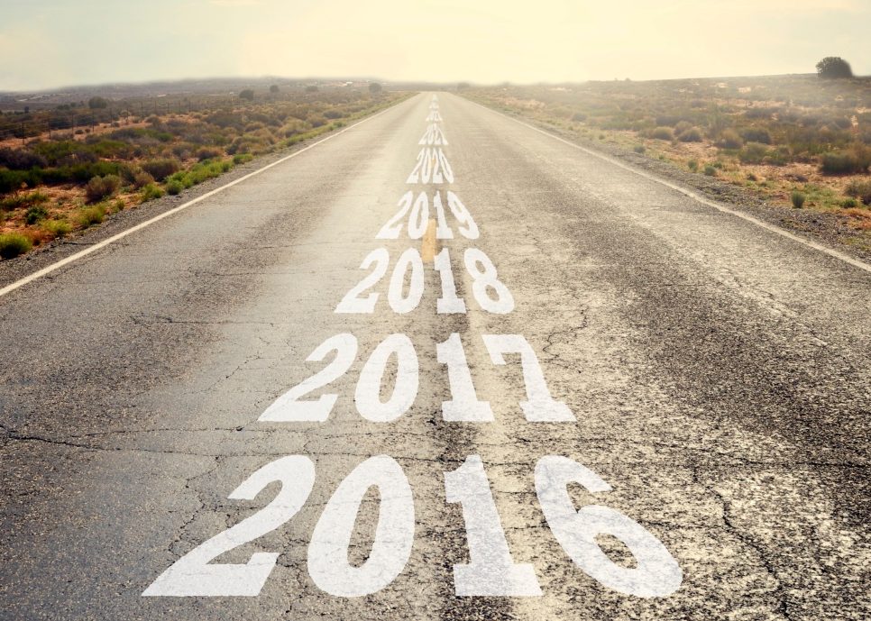 Route avec des années de progression peinte sur elle à partir de 2016