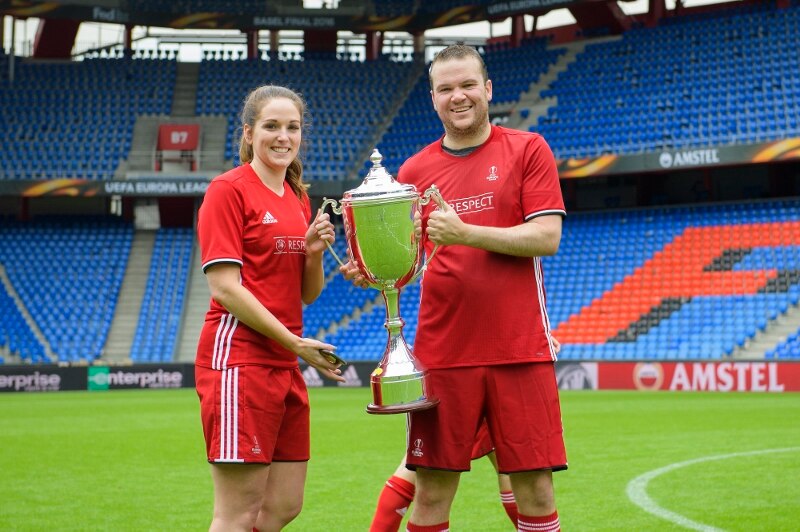 Deux joueurs en uniforme tenant un trophée