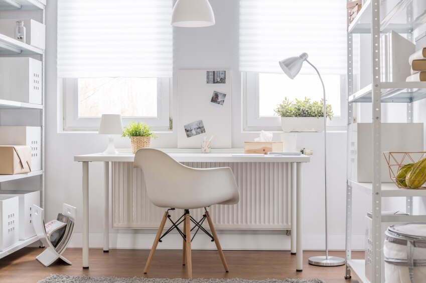 Bureau neutre, chaise, mur et accessoires dans un bureau à domicile