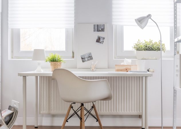 Bureau neutre, chaise, mur et accessoires dans un bureau à domicile