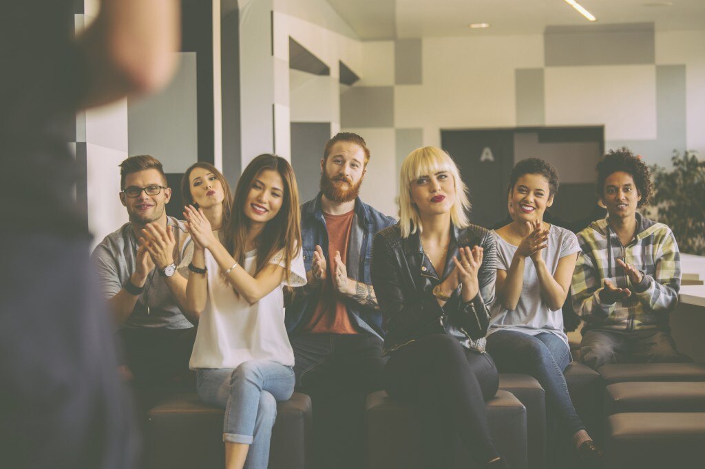 Les étudiants applaudissent après une présentation