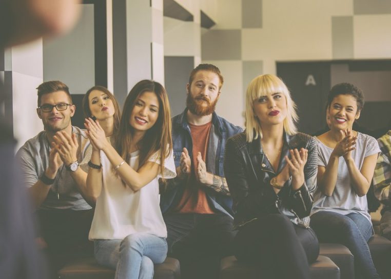 Les étudiants applaudissent après une présentation