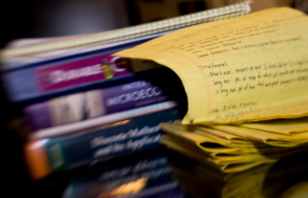 Bloc-notes à côté des manuels