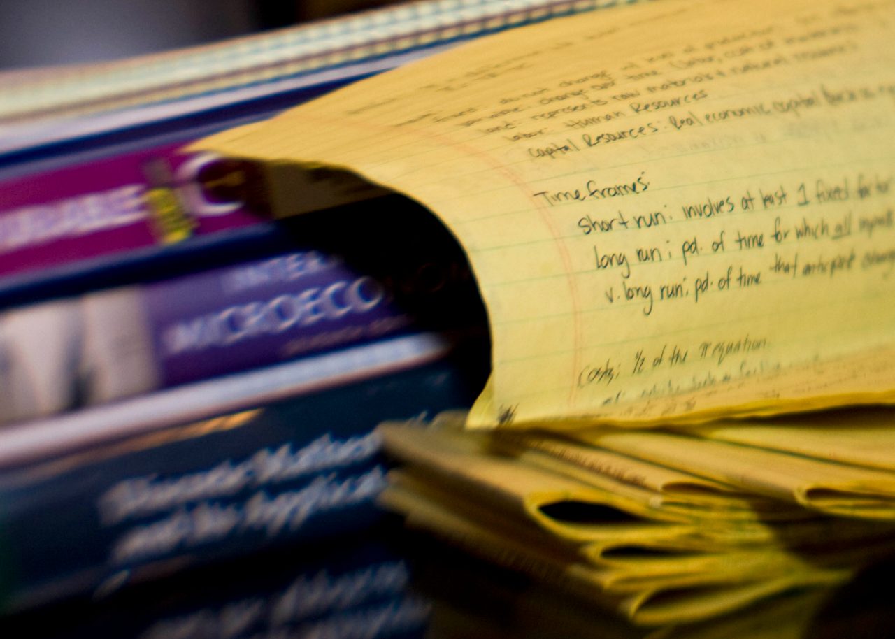 Bloc-notes à côté des manuels