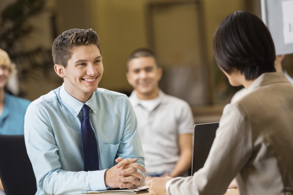 Étudiant parlant avec le recruteur