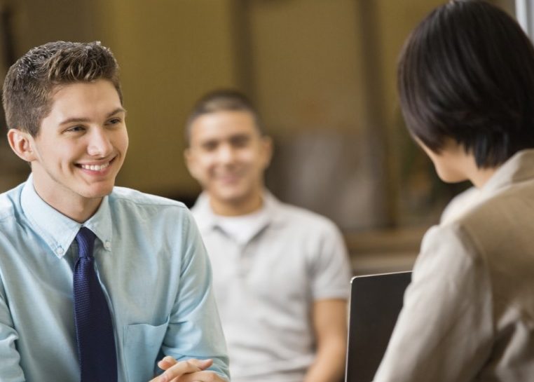 Étudiant parlant avec le recruteur