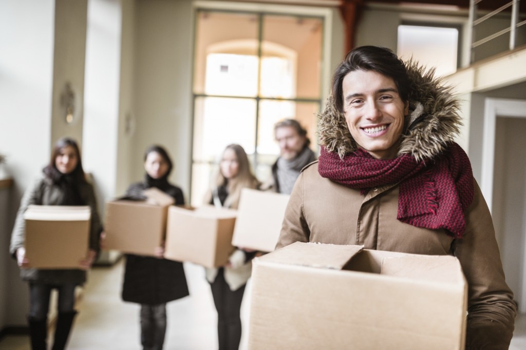 Personnes en manteau transportant des boîtes