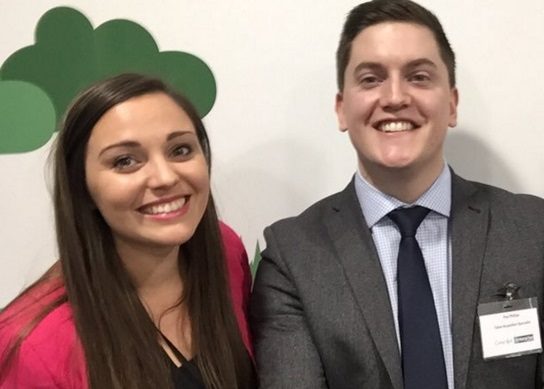 Gabriella souriant avec un collègue masculin