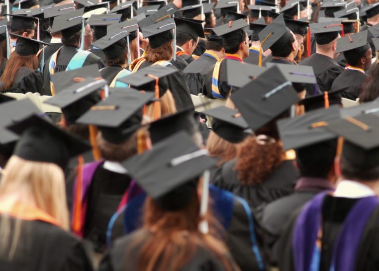Étudiant en casquettes et blouses de remise des diplômes