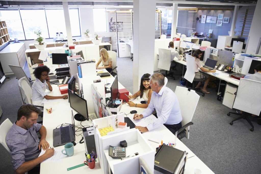Au bureau avec des personnes qui travaillent et parlent