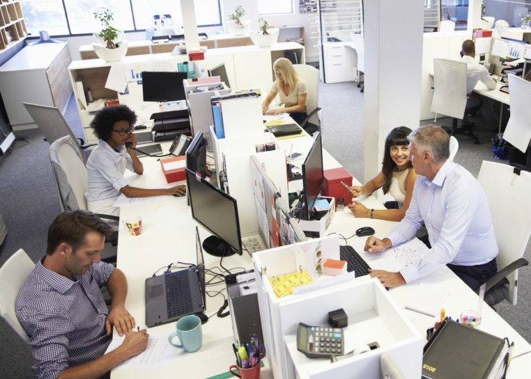 Au bureau avec des personnes qui travaillent et parlent
