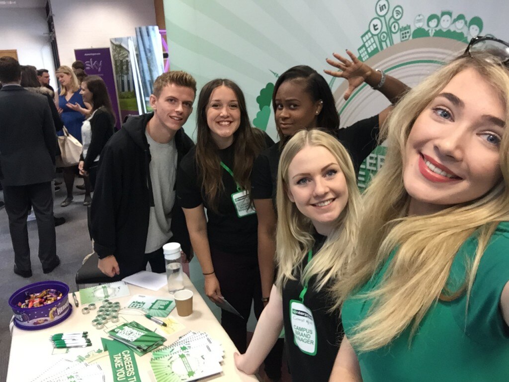 Selfie des responsables de marque Campus sur un stand Enterprise