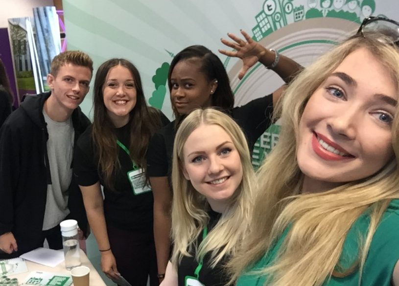 Selfie des responsables de marque Campus sur un stand Enterprise