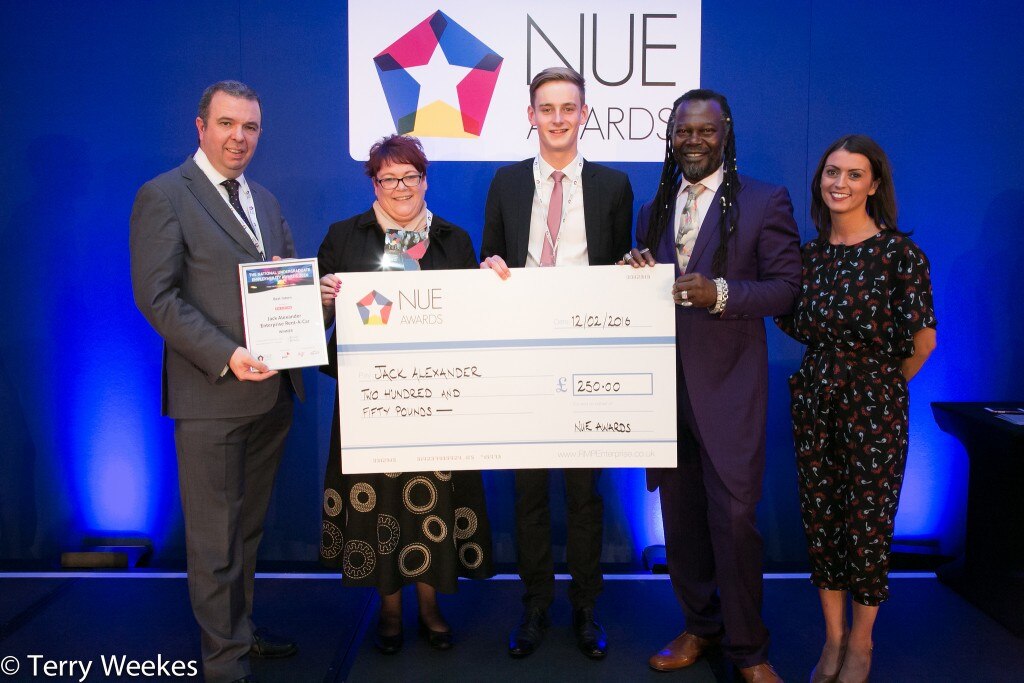 Quatre professionnels ont remis à Jack Alexander un chèque de courtoisie lors des nue Awards
