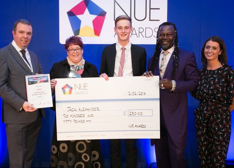 Quatre professionnels ont remis à Jack Alexander un chèque de courtoisie lors des nue Awards