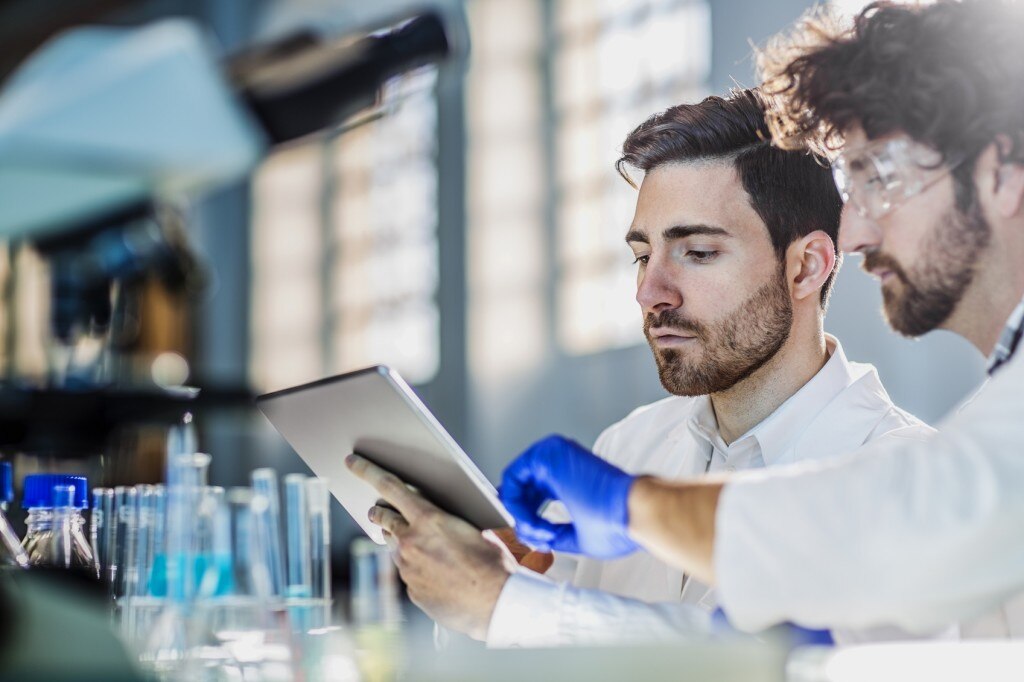 Deux scientifiques en blouse de laboratoire dans un laboratoire 