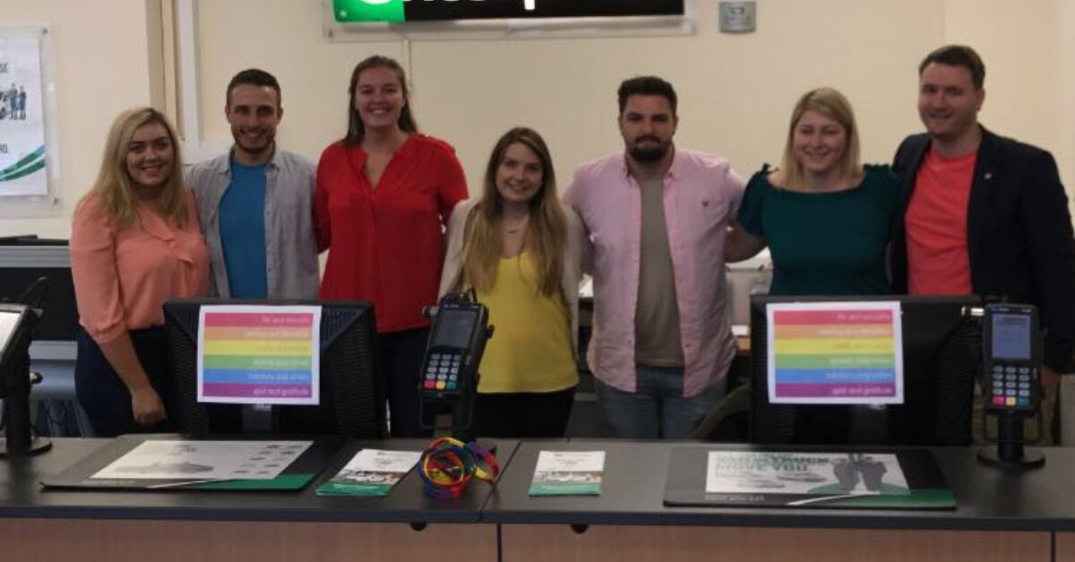 Groupe d’employés Enterprise au comptoir de départ