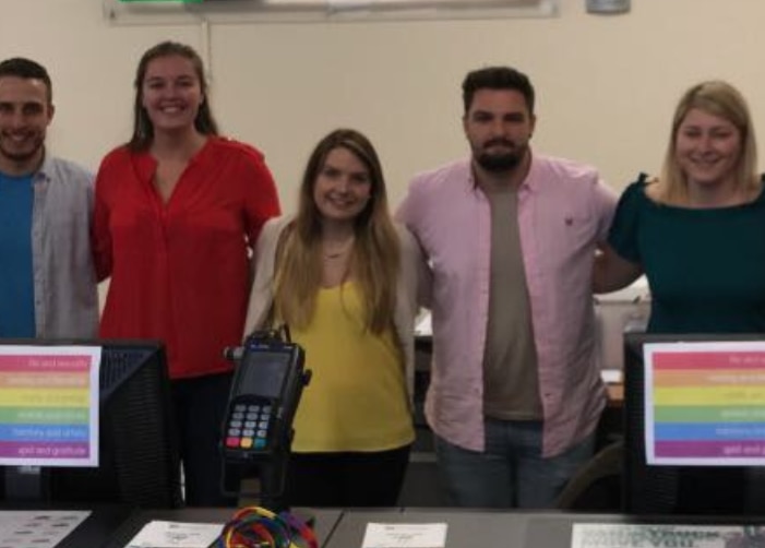 Groupe d’employés Enterprise au comptoir de départ