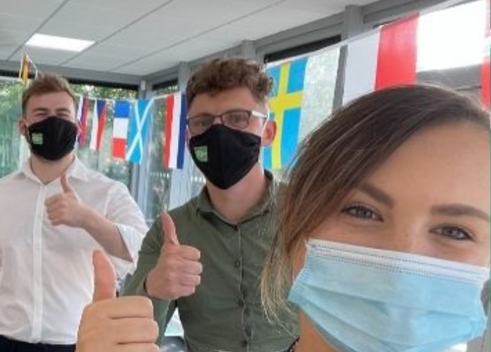 Employés d’Enterprise portant un masque au bureau pour un selfie