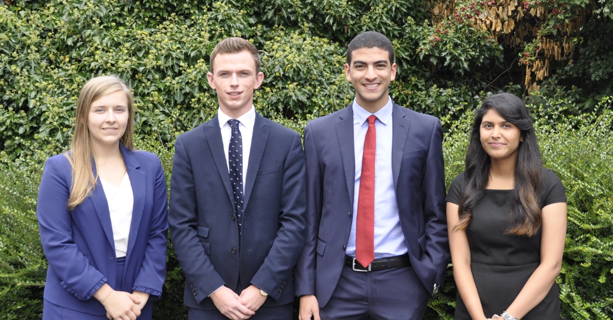 Quatre stagiaires Enterprise en tenue professionnelle