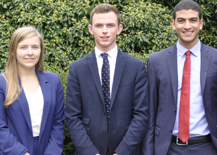 Quatre stagiaires Enterprise en tenue professionnelle