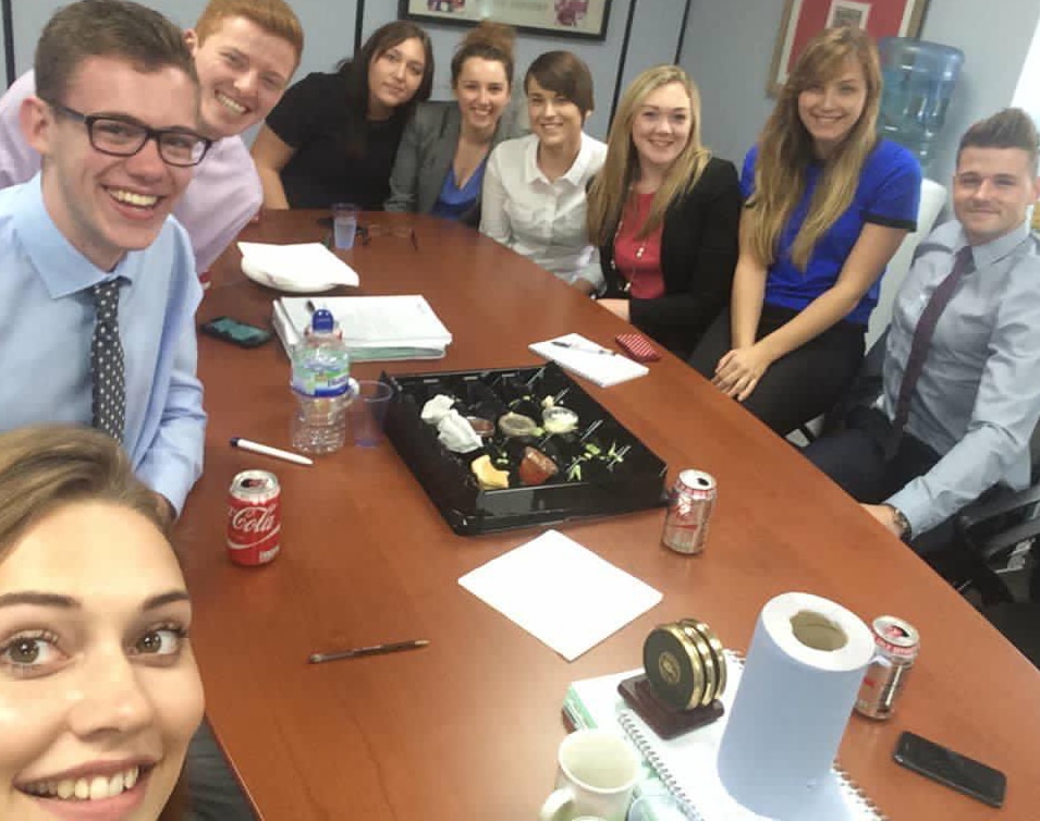 Des stagiaires Enterprise prenant un selfie après un déjeuner ensemble