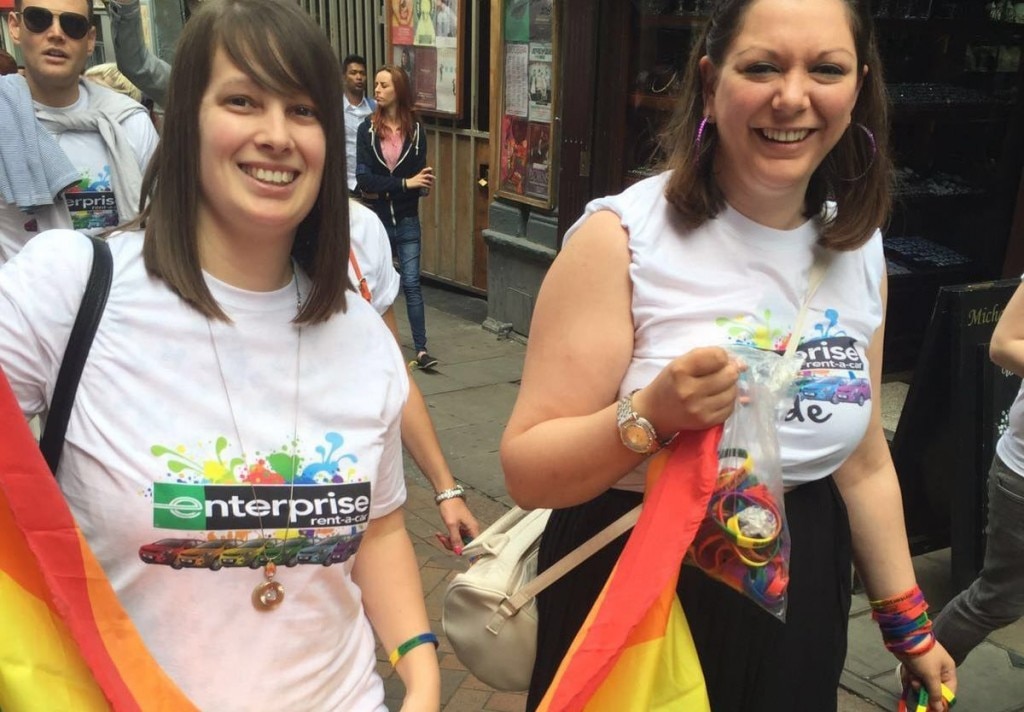 Alice et une autre femme portant des maillots Enterprise lors d’un événement PRIDE