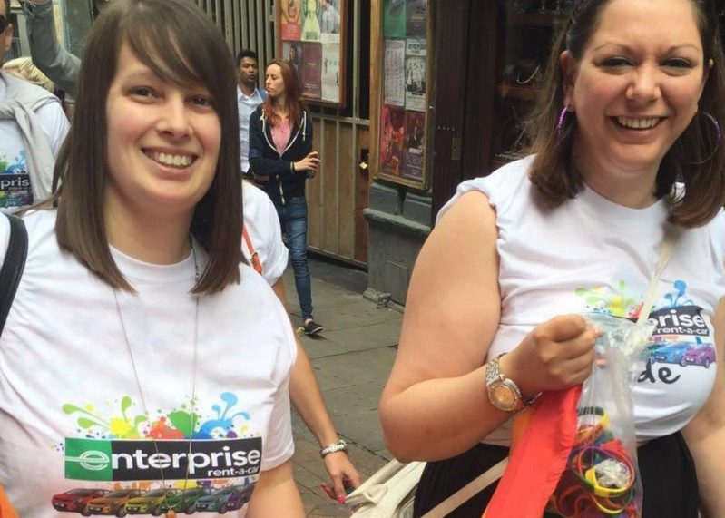 Alice et une autre femme portant des maillots Enterprise lors d’un événement PRIDE